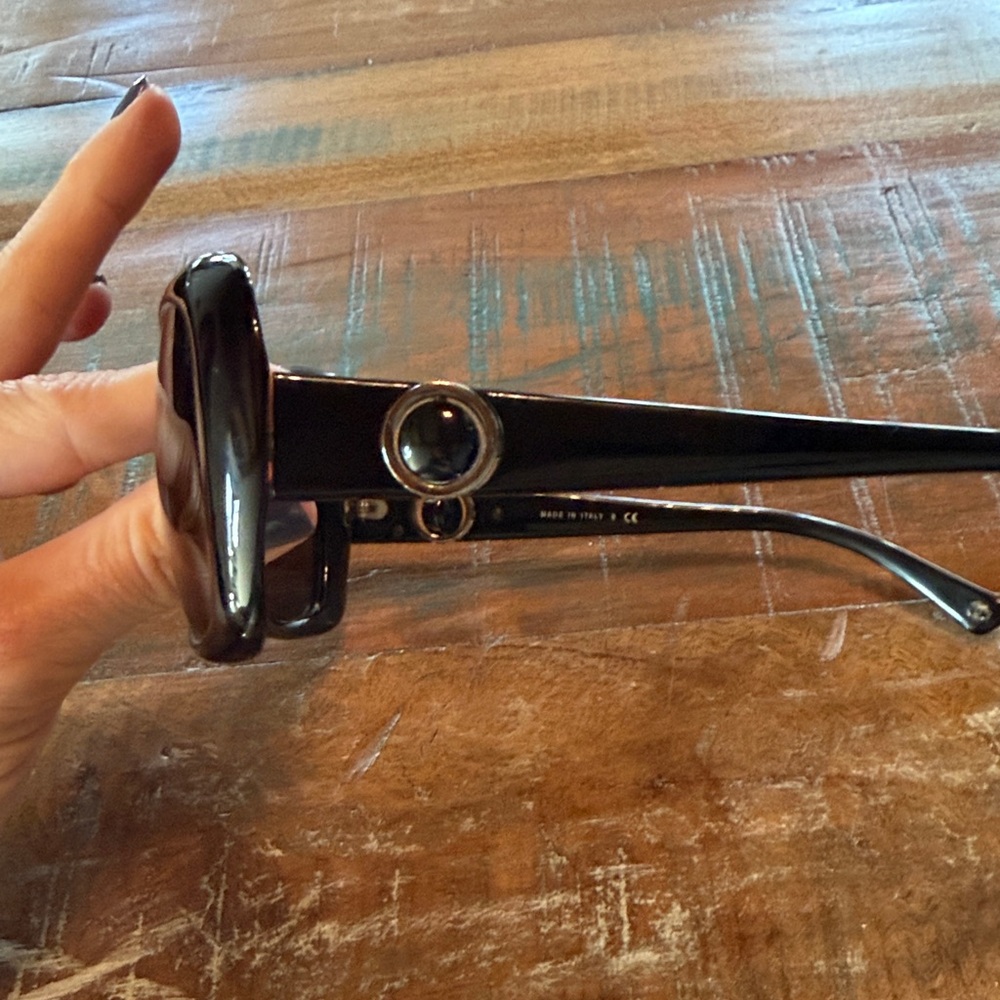 CHANEL vintage Chic Tortoise Shell Sunglasses with silver spinning logos - Picture 4 of 8